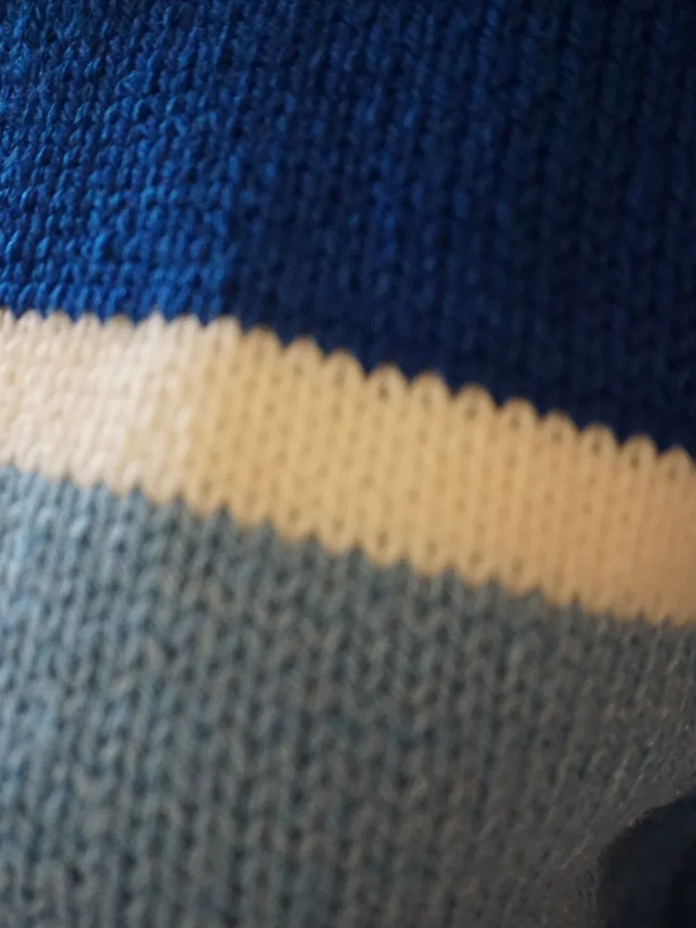 Vintage handmade puff sleeve sweater in lovely blues - Picture 5 of 7